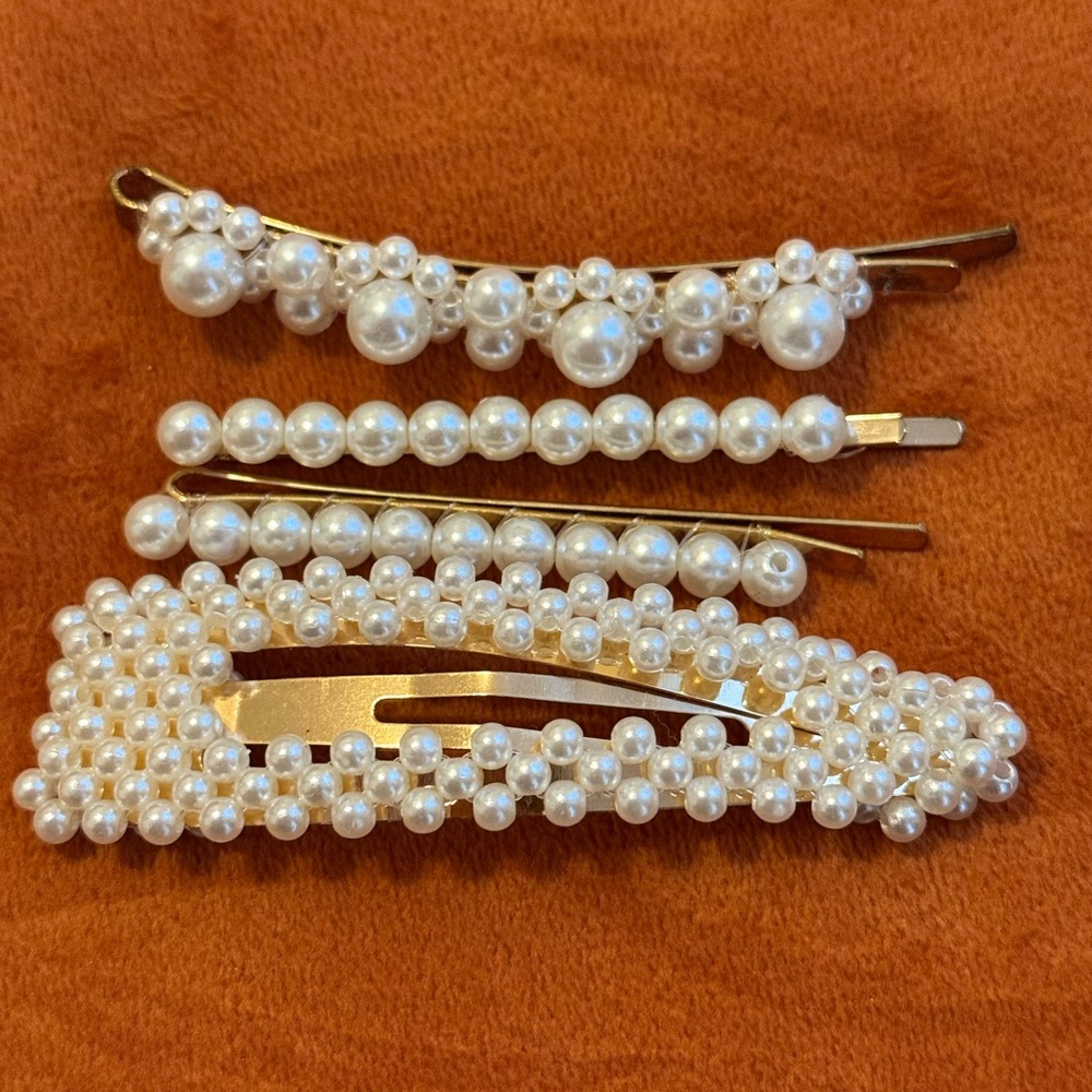 Set of 4 Elegant Pearl Hair Clips